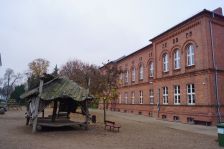 Schulgebäude, Schulhof